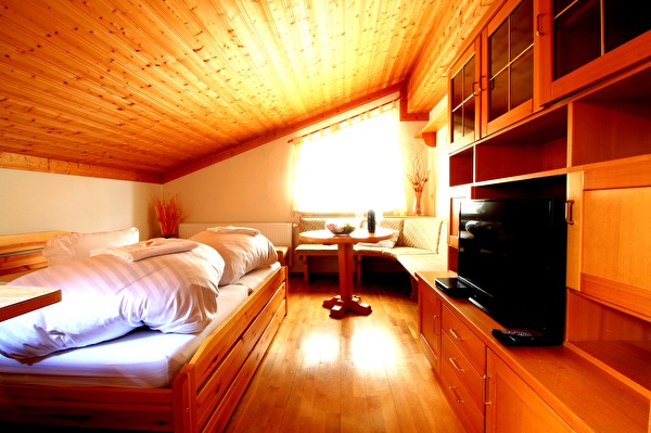 Family Room for 4 to 5 Persons