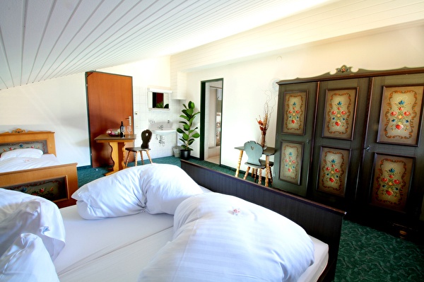 Family Room for 4 to 5 Persons